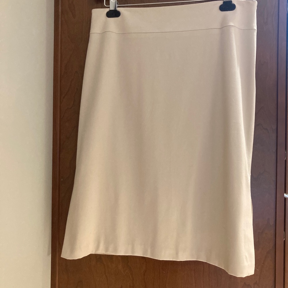 Cream Banana Republic knee-length skirt w/slits